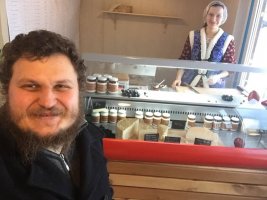 Пелагея и Олег в первом магазинчике у сыроварни