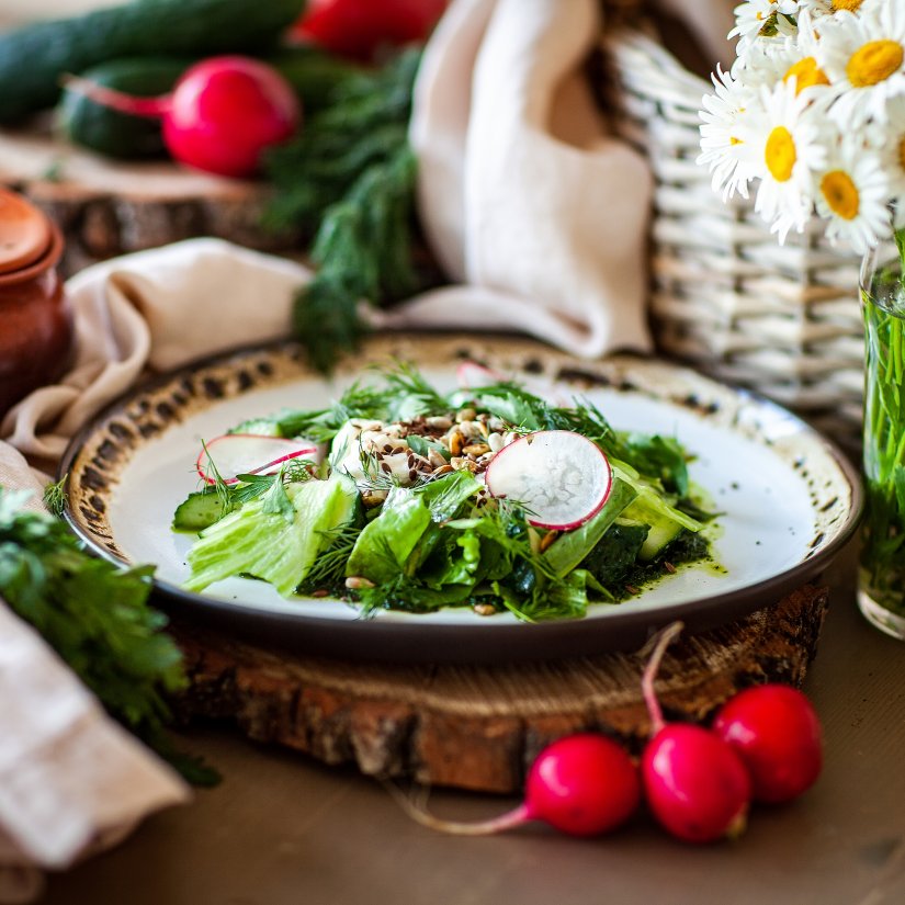 Салат с малосольным огурцом, редисом и страчателлой | Истринская Сыроварня ОЛЕГА СИРОТЫ